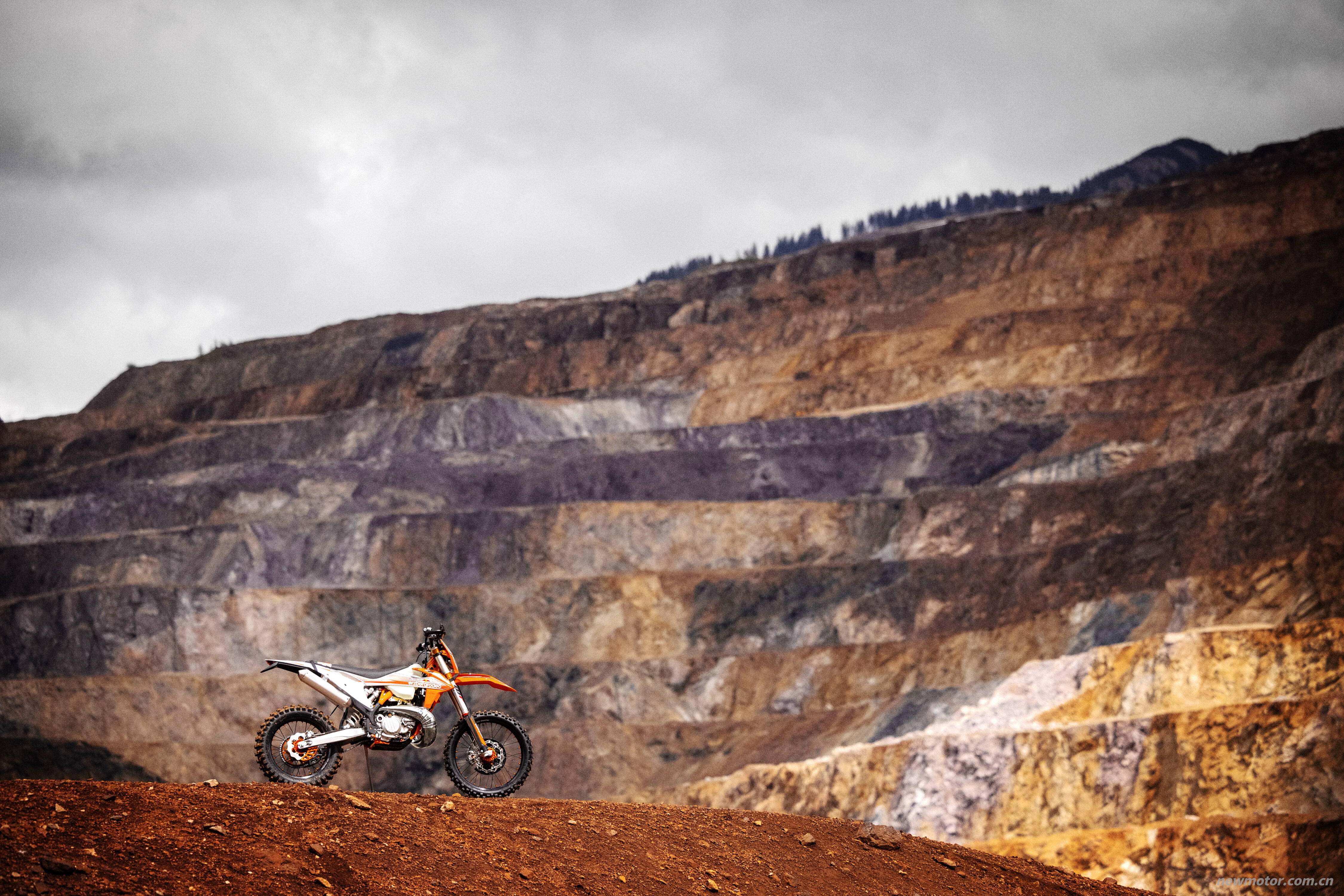 KTM 2022 ����ԽҰ���� 300 EXC TPI �µ�����ɽ��