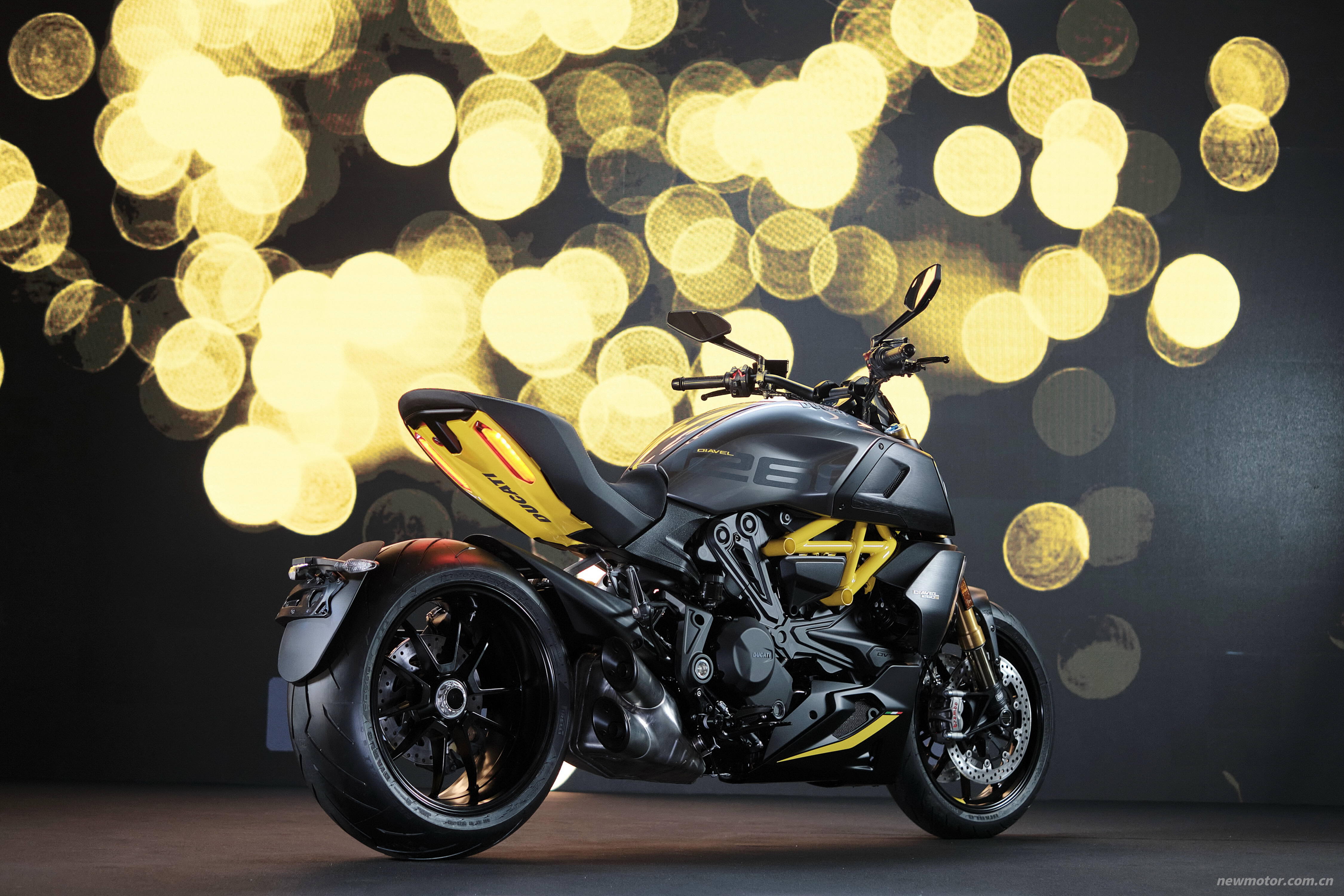 �ſ��� Diavel 1260 S �� ��ħ�� �� �ڸְ�