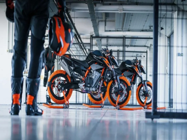 ������������MotoGP��ɫ����KTM&nbsp;890&nbsp;Duke&nbsp;R/GP
