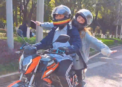 
���죬��ô��ȱ��Ħ�г���...