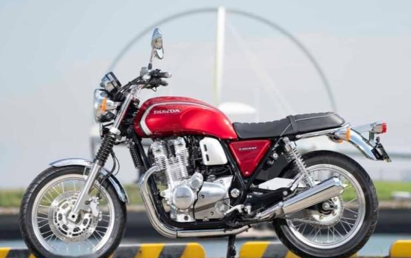 �����ٻ�38��CB1100��Ħ�г�
