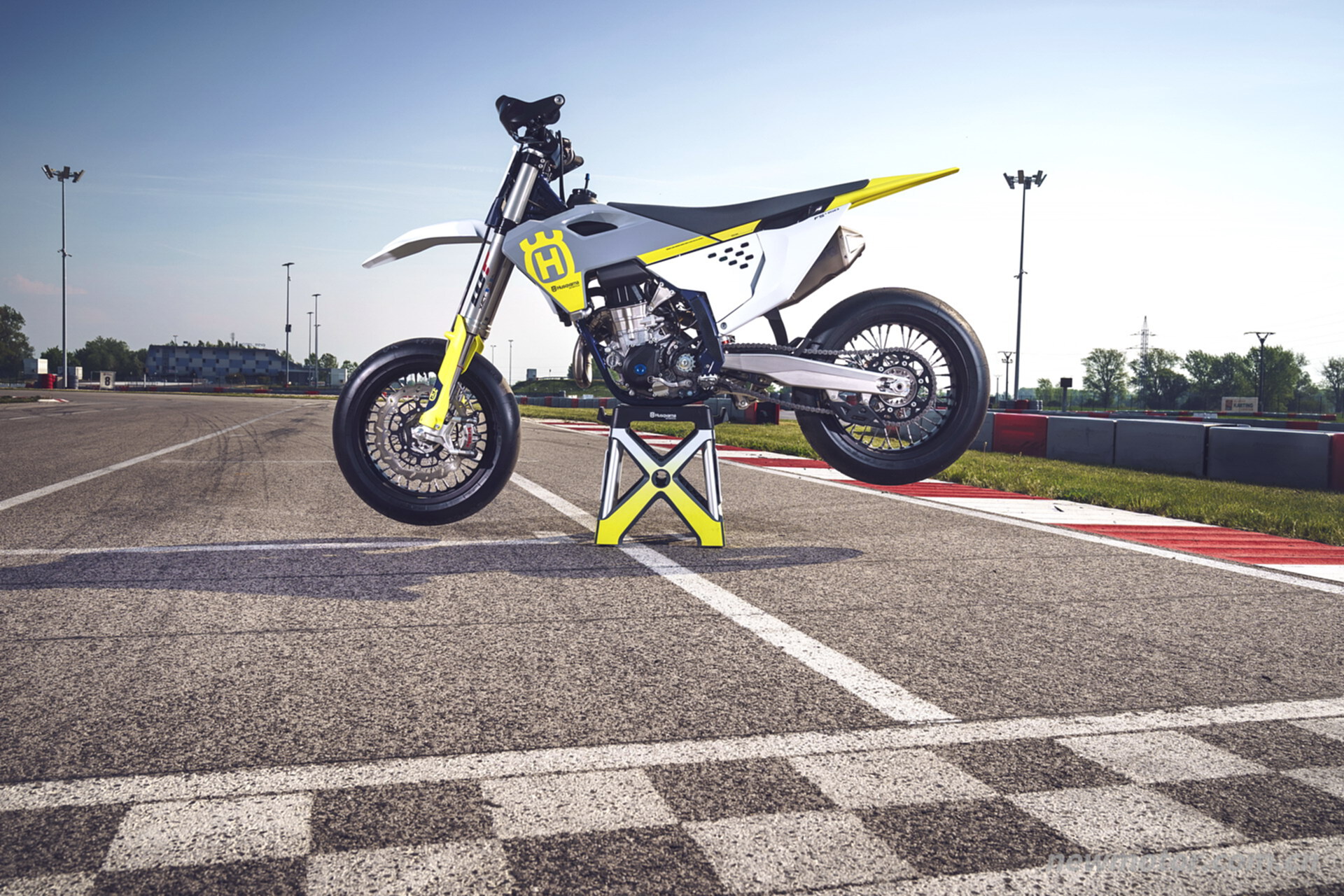 Husqvarna ��˹������һ����·ԽҰ���� 2023 FS450