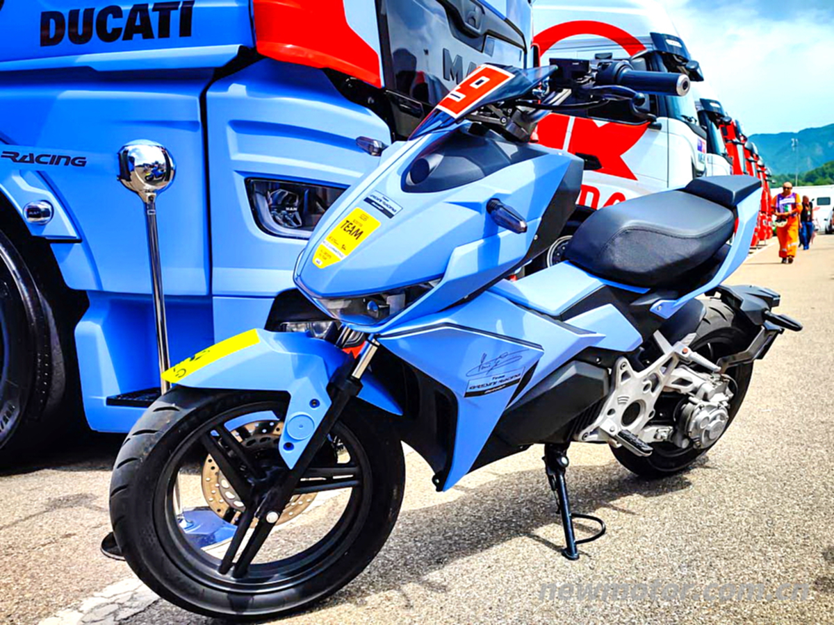 Felo ��쳷�ս MotoE ���籭����׼�˺���վ�İ佱̨
