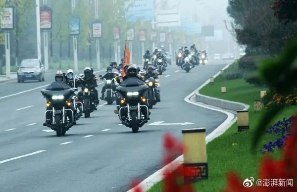 ���ݻ�Ӧ�ſ�Ħ�г����ƽ��飺��ֽ�Ħ���ı䣬����������