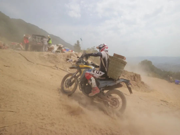 �¾���ɰ����һ���ʿ �����е�������ҵ�޼�