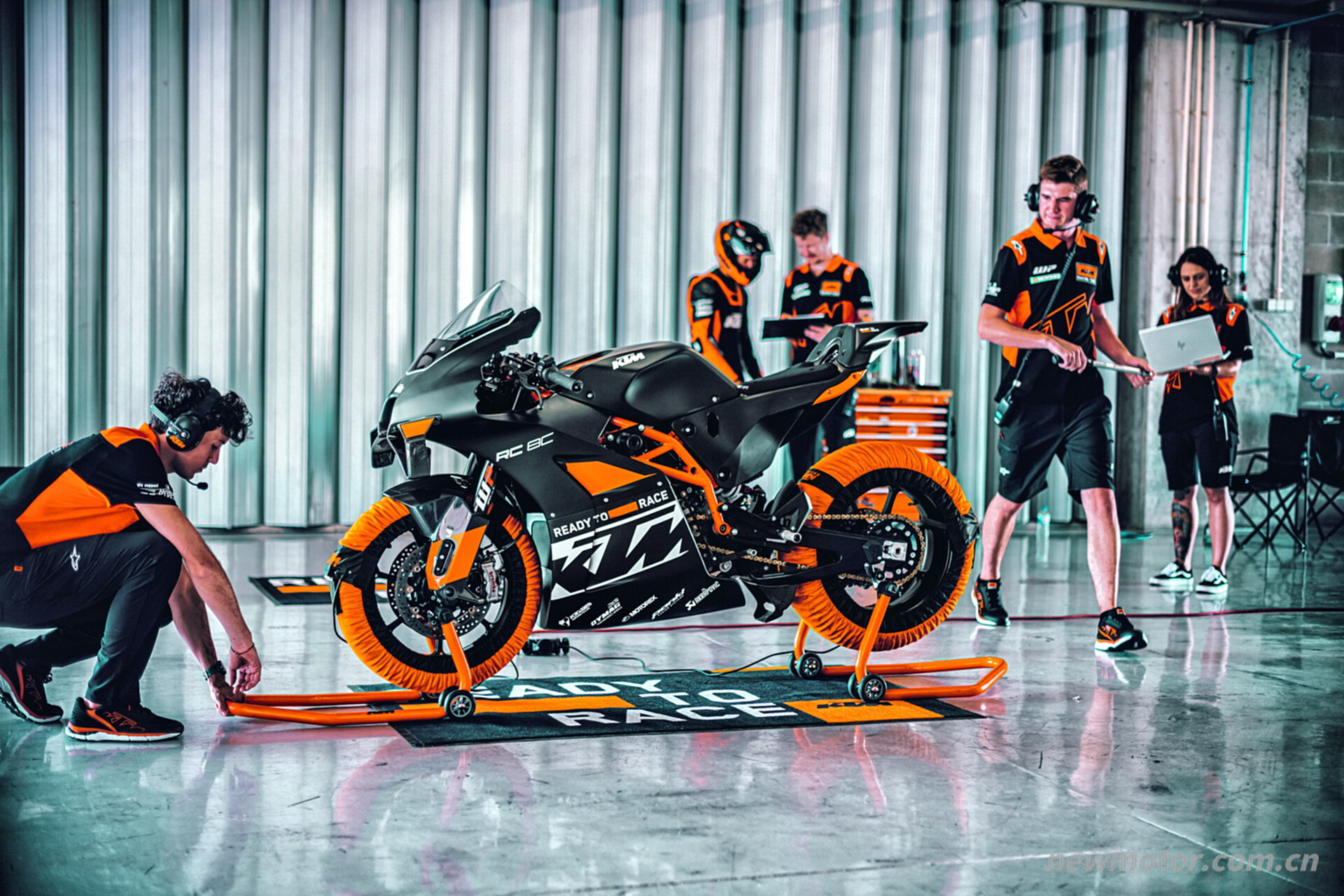 KTM ���� 2023 �� RC 8C