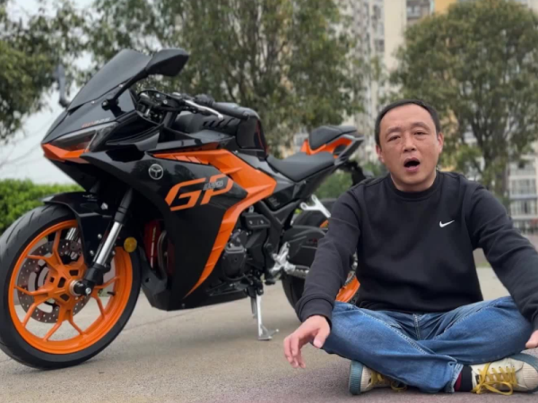 
�첽˫�׷������ڷ��ܳ����ϵı�����Σ�