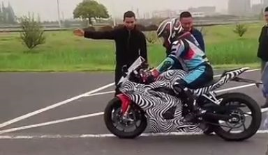 ��Խ400RR����·����Ƶ�ع⣬����